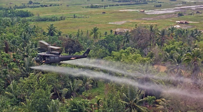 Chất độc da cam là tên gọi của một loại chất thuốc diệt cỏ và làm rụng lá cây được quân đội Mỹ sử dụng như một thứ vũ khí hóa học nhằm hủy diệt các khu vực trú ẩn của quân đội Giải phóng thời kỳ chiến tranh Việt Nam. Đây cũng là một chất độc hóa học có thể tác động hết sức khủng khiếp đến sức khỏe con người trong nhiều thế hệ. Ảnh: Bộ Quốc phòng Mỹ.