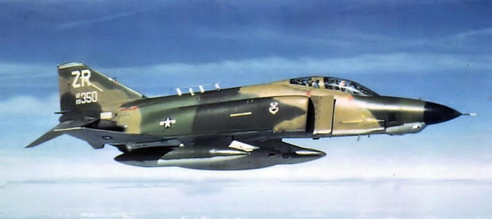 Để thực hiện các phi vụ này, máy bay quân sự Mỹ WC-130A Hercules và RF-4C Phantom được dùng để tiến hành “gieo hạt vào đám mây” bằng các hạt bạc iodua (một hợp chất giữa bạc và i ốt) làm tăng sự ngưng tụ hơi nước của các đám mây và gây mưa nhiều. Ảnh: Wikimedia.