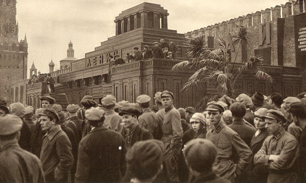 Buổi mít-tinh của Đoàn Thanh niên ở lăng lãnh tụ Lenin, Moscow năm 1927. Lúc này công trình được dựng bằng gỗ. Ảnh: Englishrussia.