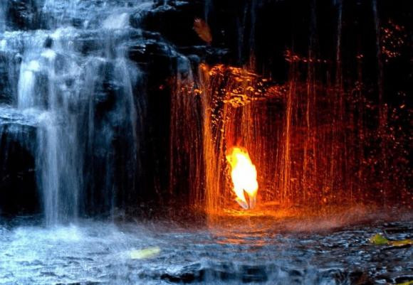 Thông tin cơ bản: Ngày nay, ngọn lửa này được biết đến với cái tên "Ngọn lửa vĩnh cửu". Ngọn lửa này không những không bị ảnh hưởng bởi dòng chảy của nước, mà còn được cho rằng "ngọn lửa vĩnh cửu" đã cháy ở đây hàng nghìn năm, và được đốt lên bởi những người da đỏ sống ở đây. Tuy nhiên, các chi tiết cụ thể không thể được xác minh chính xác.
