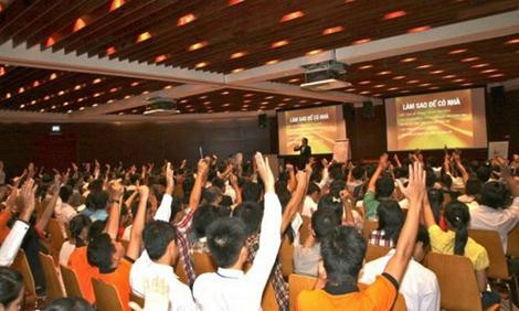9. Khóa học làm giàu, khóa học phát triền kỹ năng: Đã có nhiều chỉ trích trên các mặt báo về sự vô dụng của những buổi đào tạo kỹ năng như vậy. Tony Robbins trở thành triệu phú nhờ bán vé giá cao trong những buổi nói chuyện của mình. Trước khi trả tiền cho những khóa học phát triển động lực hay kỹ năng bản thân, bạn nên xem kỹ tiểu sử của những tỷ phú nổi tiếng, bạn sẽ khó tìm thấy một người giàu có nhờ cách tham gia những buổi học làm giàu.