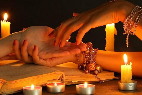 8. Bói toán: Phần lớn khách hàng của thầy bói đến từ những người có kỹ năng phân tích thấp. Trong khi đó, tư duy logic có lẽ là phẩm chất quan trọng để đạt được sự giàu có và thành công. Bên cạnh đó, những người thành đạt thường có xu hướng tin tưởng vào bản thân - họ chỉ đơn giản là không cần sự giúp đỡ của thế giới khác!