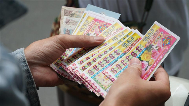 3. Vé số: Nếu thực sự muốn làm giàu, bạn không nên chơi xổ số. Đây có thể là cách đốt tiền nhanh chóng nếu bạn thường xuyên mua vé số. Thói quen để trở nên giàu có hơn chỉ đơn giản là không bao gồm việc dừng chân hàng ngày hoặc hàng tuần tại quầy bán vé số. Cơ hội giành được giải thưởng lớn của bạn là 1 trên hàng chục, thậm chí hàng trăm triệu. Tỷ lệ đó không có lợi cho bạn chút nào. Đừng lãng phí số tiền khó kiếm được một cách ngẫu nhiên như vậy. Thay vào đó, bạn có thể đưa nó vào quỹ khẩn cấp hay tài khoản tiết kiệm. Tuy là số tiền không lớn nhưng về lâu dài, nó cũng sẽ trở thành một khoản đáng kể.