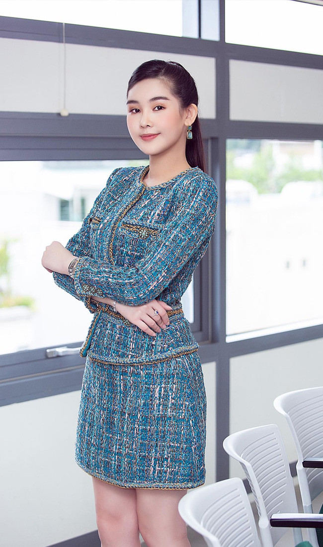 Cô chia sẻ: "Không chấp nhận nổi khi nhìn lại mình đêm đăng quang, giờ đây tôi chinh phục mọi người bằng học vấn. Trở thành giảng viên đại học, tôi nhận được sự tôn trọng, công nhận trong năng lực và kiến thức của mình. Tiếp cận với môi trường giáo dục khiến tôi thôi thúc phải trở thành phiên bản tốt hơn mỗi ngày".