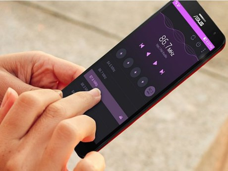 6. Asus ZenFone 2 (5.490.000đ). Ngay từ khi được ra mắt tới nay, Asus ZenFone 2 luôn được đánh giá rất cao với những tính năng và trang bị mang lại cho người dùng. Màn hình IPS LCD 5,5 inch Full HD (1.920 x 1.080 pixel) là một trong những trang bị vượt trội nếu đem so với nhiều sản phẩm khác trong cùng tầm giá, giúp bạn trải nghiệm hình ảnh tuyệt vời hơn trong từng khung cảnh với độ chi tiết đạt mức hoàn hảo. Các thông số kỹ thuật còn lại của Asus ZenFone thuộc hàng rất mạnh mẽ với vi xử lý Intel Atom Z3560 bốn nhân 1,8GHz kiến trúc 64-bit, RAM 2GB, 32GB bộ nhớ trong và có thể mở rộng bằng thẻ nhớ gắn ngoài. Máy trang bị camera sau 13MP và trước 5MP đều là độ phân giải thời thượng hiện nay để mang lại những bức ảnh đẹp cho người dùng. Viên pin đi kèm máy có dung lượng 3.000 mAh.