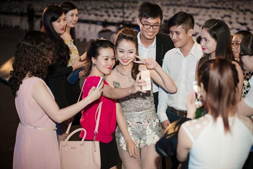 Jennifer Phạm nhanh chóng thu hút sự chú ý khi xuất hiện và nhận được nhiều lời đề nghị chụp ảnh chung từ các khán giả có mặt trong chương trình.