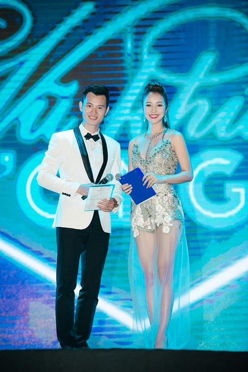 Jennifer Phạm lộng lẫy trên sân khấu bên cạnh bạn diễn nam.