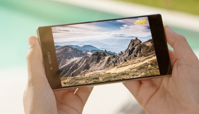 Màn hình 4K sẽ thông dụng. Màn hình 4K không phải cái gì quá xa lạ với người dùng smartphone hiện nay. Tuy nhiên, việc ứng dụng chúng chưa thực sự phổ biến. Hiện đã có Sony Xperia Z5 Premium được trang bị công nghệ màn hình siêu nét này. Samsung, Xiaomi, LG và một số hãng khác sẽ tung ra các mẫu tablet và thiết bị 4K đầu tiên trong năm 2016. Công nghệ màn hình 4K trên smartphone chủ yếu dùng để phục vụ giải trí. Chất lượng hiển thị siêu nét sẽ rất hữu ích cho những thiết bị đeo thực tế ảo đang sắp thịnh hành.
