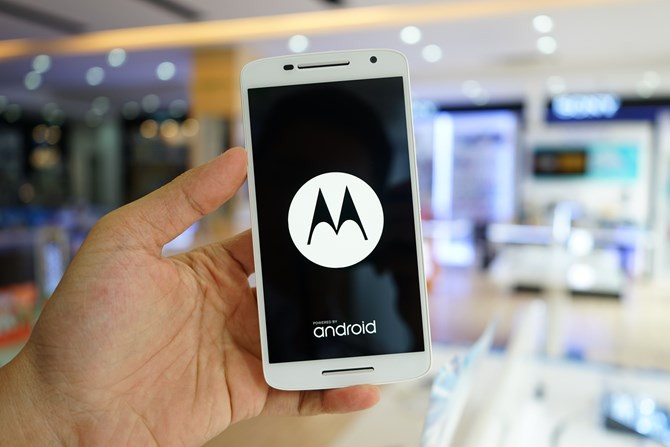 Khung kim loại nguyên khối có đường viền trông dày hơn bản Moto X Style.