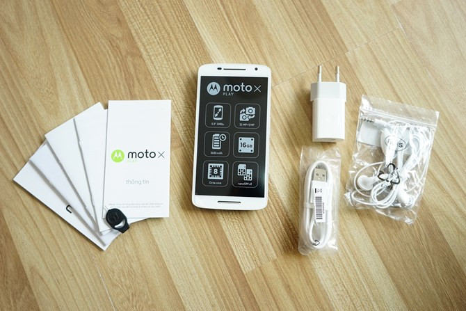 Máy sở hữu kiểu dáng tương tự như Moto X Styke nhưng có chút cách điệu ở phần mặt lưng với dạng vân sọc chéo, lớp vỏ có khả năng chống thấm nước.
