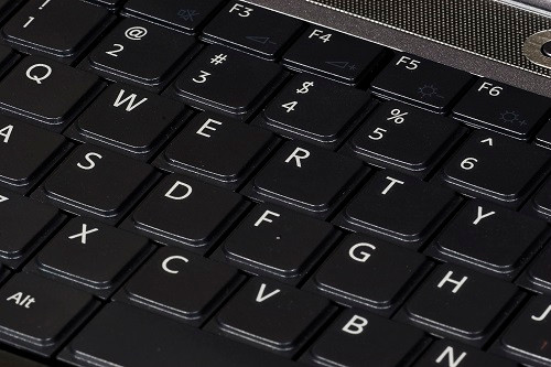 QWERTY là kiểu sắp xếp bàn phím tệ nhất. QWERTY là kiểu bố cục bàn phím tiếng Anh phổ biến nhất trên máy đánh chữ và bàn phím máy tính. Tên của bàn phím này xuất phát từ 6 ký tự đầu tiên nhìn thấy trên hàng phím chữ thứ nhất của bàn phím. Tuy nhiên, theo nghiên cứu thì QWERTY chưa phải là kiểu bố cục bàn phím tối ưu nhất, hay thậm chí còn được cho là kiểu tệ nhất vì đòi hỏi người dùng phải hoạt động ngón tay nhiều hơn khoảng 50% so với bàn phím Dvorak và 80% so với bàn phím Colemak.