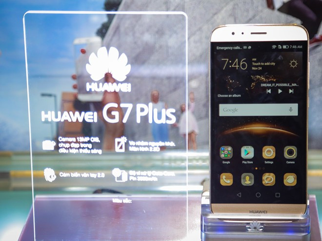 Có thế mạnh về viễn thông, Huawei cũng mang công nghệ kết nối mới của hãng lên chiếc G7 Plus. Máy có thể tự động chuyển mạch ăng-ten kép giúp nâng cao chất lượng đường truyền Internet lên 40%. G7 Plus sẽ lên kệ từ ngày 24/11 với giá 8,9 triệu đồng. Ở tầm giá này, G7 Plus cạnh tranh với nhiều tên tuổi lớn như HTC One E9 Dual, HTC M8 Eye, Samsung Galaxy A7,...