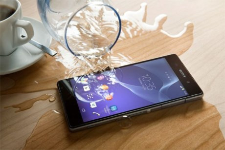 1.Sony Xperia Z2. Xperia Z2 hiện đã có mặt ở hầu hết mọi nơi trên thế giới, nó có một thân hình mỏng nhưng đạt chứng nhận IP58 vì vậy nước sẽ không bao giờ làm hỏng nó - trừ khi bạn nhấn chìm nó ở độ sâu hơn vài mét. Ngoài ra, với một màn hình hiển thị 5.2 inch độ phân giải Full HD 1080p, một chip xử lý Snapdragon 801 mạnh mẽ, RAM 3GB, và một máy ảnh 20.7MP phía sau, Xperia Z2 cũng được nhiều người cho là điện thoại thông minh tốt nhất của Sony từ trước đến nay. Giá tham khảo tại Việt Nam hiện tại là khoảng 12 - 15 triệu đồng.