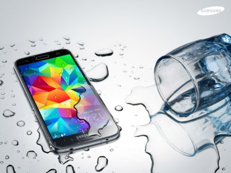 2.Galaxy S5. Với tiêu chuẩn IP67/IP68, chiếc Galaxy S5 trên lý thuyết có thể “tắm” dưới độ sâu hơn 1 mét trong khoảng thời gian hơn 30 phút. Thực tế có một clip đã thử thách Galaxy S5 nằm dưới đáy bể bơi sâu khoảng 1 mét trong khoảng thời gian hơn 1 tiếng đồng hồ và chiếc Galaxy S5 vẫn hoàn toàn bình thường. Galaxy S5 được xếp vào mức tầm trung vì giá đang giảm xuống chỉ còn khoảng 9-10 triệu đồng sau khi Galaxy S6 ra đời cùng các thế hệ mới hơn nữa. Trong khi đó đáng tiếc là Galaxy S6 lại không chống nước hay chính xác hơn là chưa thể đạt đến chuẩn chống nước để Samsung có thể công bố.