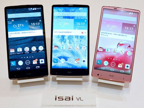 9. LG G3 Isai VL. Đây được coi là LG G3 dành riêng cho thị trường Nhật Bản. Ngoài những đặc điểm giống với nguyên bản là màn hình 2K 5,5 inch, vi xử lý Snapdragon 801 và RAM 3GB thì smartphone được thiết kế lại với những điểm mới như bộ vỏ nhựa với các tông màu mới trẻ trung hơn như hồng phấn hay xanh nhạt. Đặc biệt là khả năng chống nước để đứng vững trên thị trường sản sinh ra những mẫu smartphone chống nước đầu tiên này. Hạn chế của LG G3 Isai VL là vẫn chạy Android 4.4 và cũng có thể xuất hiện ở Việt Nam qua đường xách tay với mức giá khoảng 6 triệu, khá hấp dẫn so với các tính năng máy đang sở hữu.