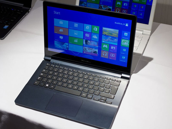 Giá bán của Samsung Ativ Book 9 Pro là 1.599 USD (tương đương 35,71 triệu đồng). Màu chỉ có một màu đen duy nhất.