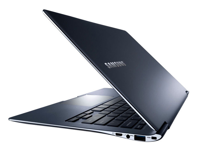 Samsung Ativ Book 9 Pro sở hữu màn hình 15,6 inch độ phân giải 4K (3.840x2.160 pixel), mật độ điểm ảnh 282 ppi.
