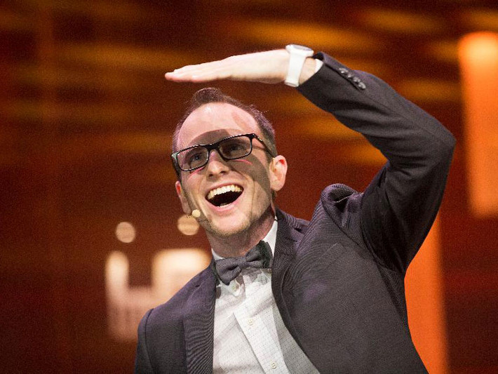 9. Joe Gebbia (34 tuổi, đồng sáng lập kiêm Giám đốc thiết kế của tập đoàn Airbnb, tổng tài sản: 3,3 tỷ USD).
