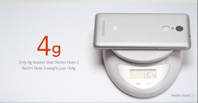 Về thiết kế, Redmi Note 3 sở hữu thiết kế kim loại nguyên khối cứng cáp thay vì vỏ nhựa như phiên bản tiền nhiệm là Redmi Note 2. Mặt sau của máy nổi bật với cảm biến vân tay cực nhạy, có khả năng nhận diện vân tay chỉ trong 0,3 giây.