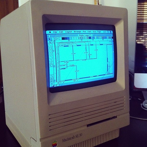 MacDraw là phần mềm thiết kế nằm trong hệ điều hành Systems được giới thiệu vào năm 1984. Phần mềm có mã "Mackelangelo", đặt theo tên họa sĩ, nhà điêu khắc, kiến trúc sư nổi tiếng thời kỳ Phục hưng ở châu Âu.