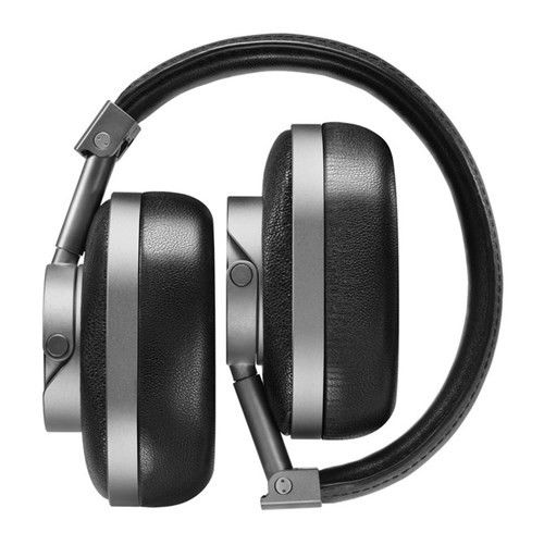Về ngoại hình, tai nghe MW60 trông không mấy khác biệt với những mẫu tai nghe chụp tai sang chảnh mà Master & Dynamic từng giới thiệu. Cụ thể, sản phẩm mới cũng có thiết kế dạng chụp đầu, củ tai ôm trọn vành tai người dùng và toàn bộ đệm mút vòm chụp, củ tai được bọc da cừu.