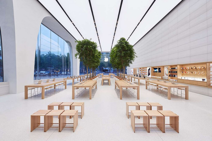 Giống như các cửa hàng khác của Apple, nơi đây sử dụng nhiều bàn ghế làm bằng gỗ.