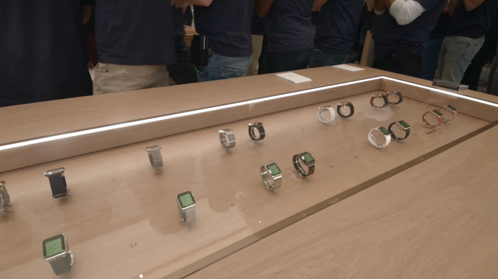 Kệ trưng bày Apple Watch được làm bằng gỗ đỏ.