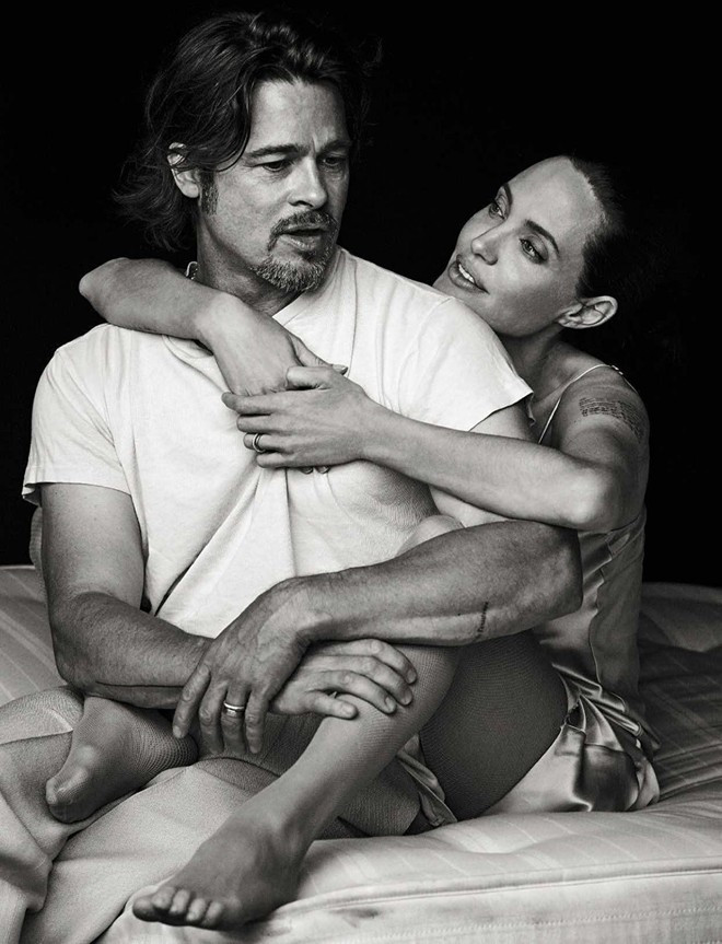 Đây cũng là bộ ảnh đôi hiếm hoi của Brad Pitt và Angelina Jolie trong suốt 10 năm qua kể từ khi hai người công khai tình cảm vào năm 2005 sau bộ phim điện ảnh đình đám Mr. & Mrs.Smith.