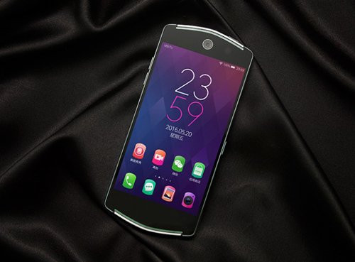 Meitu là thương hiệu mới được biết đến ở thị trường Trung Quốc. Với chất lượng của camera trước 21MP, mặc dù không thể so bì với HTC Desire Eye hay Sony Xperia C3 nhưng diện thoại Meitu V4 thực sự gây nhiều sự chú ý của giới công nghệ, đặc biệt là những người yêu thích chụp ảnh tự sướng.