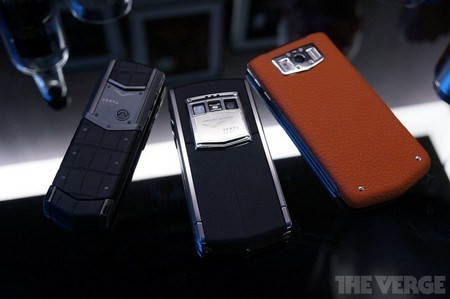Bộ 3 sản phẩm của vertu, từ trái sang phải bao gồm: Signature S, hiện là chiếc điện thoại đắt tiền nhất của Vertu, Vertu Ti 2013, chiếc smartphone chạy Android đầu tiên của Vertu và Constellation. Giá cho mỗi sản phẩm lần lượt là 9.000Euro, 7.900Euro và 4.900Euro.