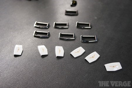 Các thành phần trên điện thoại của Vertu đều được thiết kế tùy chỉnh với mức tinh xảo cao, không phải là các linh kiện sản xuất hàng loạt.