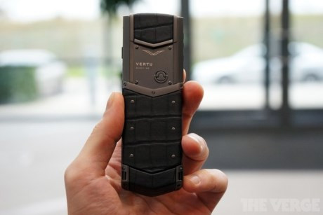 Triết lý kinh doanh sản phẩm của vertu xoay quanh 3 yếu tố: dịch vụ tốt cho khách hàng, quá trình sản xuất thủ công và vật liệu độc quyền. Chiếc điện thoại đặc biệt này được làm bằng da cá sấu và kinh loại ziriconi.