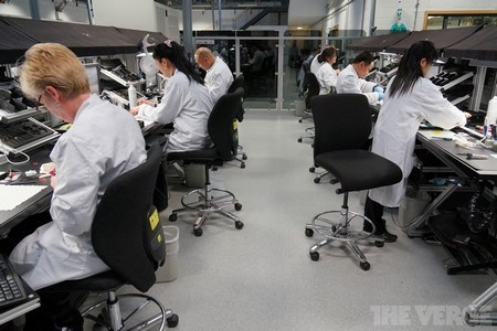 Không có các băng tải tự động trong dây chuyền sản xuất của vertu.