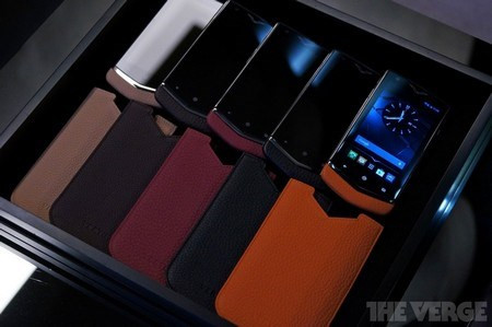 Một hộp đựng 5 chiếc smartphone Constellation của vertu với những bao đựng bằng da có màu sắc khác nhau. Hộp đựng sản phẩm này có giá 25.000 Euro.