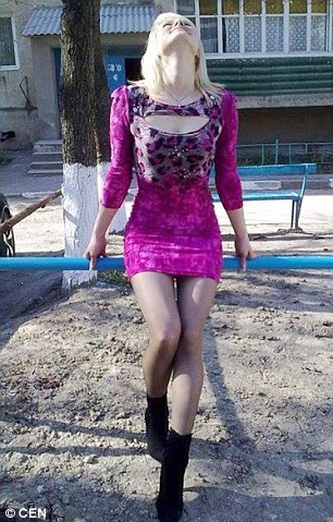 Nhiều bức ảnh cho thấy Tizu quyến rũ trong mái tóc vàng, ăn mặc sành điệu với chiếc váy ngắn màu hồng. Trong bức ảnh khác, cô thu hút ánh nhìn người đối diện trong chiếc váy ngắn và đôi bốt trắng cao tới đầu gối.