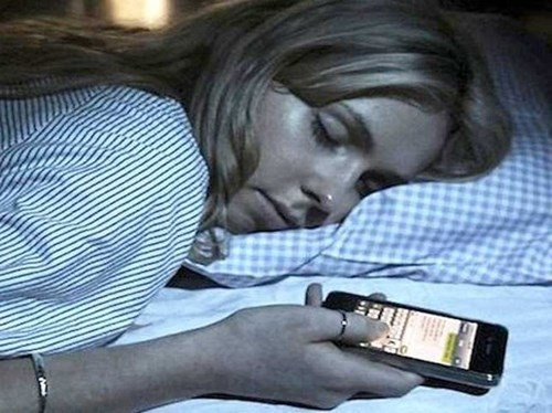 Dù bạn đã ngủ rồi, nhưng trên tay vẫn "nâng niu" điện thoại.