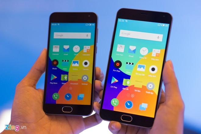 Với mức giá thấp hơn, Meizu M2 (trái) là bản thu gọn của M2 Note. Máy có màn hình 5 inch độ HD, chip MT6735 bốn nhân, RAM 2GB, bộ nhớ trong 16 GB. Camera chính 13 MP và camera phụ 5 MP, pin 2.500 mAh.
