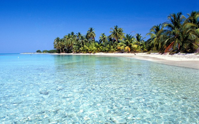 Sinh tồn trên một hòn đảo ở Belize: Nếu bạn nghĩ mình không thể sống sót nổi khi thiếu điện thoại,bạn nên đăng ký tour sinh tồn ở Belize để biết mình thực sự cần gì để sống. Trước khi thả bạn lên một hòn đảo vắng, một đội chuyên nghiệp sẽ huấn luyện và đảm bảo bạn có được những kỹ năng cần thiết như bắt cá, nhóm lửa. Họ sẽ giám sát chặt chẽ để không có chuyện gì nghiêm trọng xảy ra.Ảnh: Rough Guides.