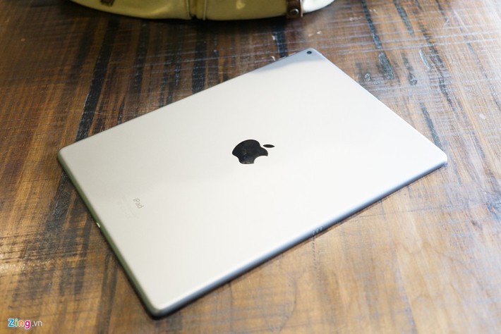 Về tổng thể, thiết kế của iPad Pro không khác nhiều so với các mẫu iPad trước đây, chỉ có những thay đổi về kích thước và cách bố trí nút bấm, cổng kết nối.