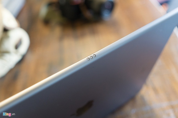 Cạnh bên của iPad Pro có cổng kết nối với bàn phím.