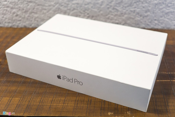 Gần một ngày sau khi máy tính bảng iPad Pro chính thức được bán ra, một người yêu công nghệ tại Việt Nam đã mang về nước sản phẩm này.
