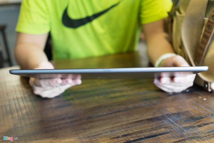 Máy nặng hơn iPad Air nhiều, không phù hợp cho những nhu cầu sử dụng thông thường nếu không đi kèm bàn phím hoặc giá đỡ.