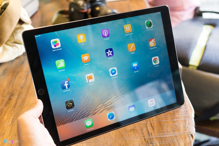 Có màn hình lên đến 12,9 inch, iPad Pro trông rất lớn khi cầm trên tay. Tuy nhiên, Apple vẫn duy trì độ mỏng và dày viền cần thiết cho sản phẩm này. So với kích thước này, sản phẩm không quá nặng.