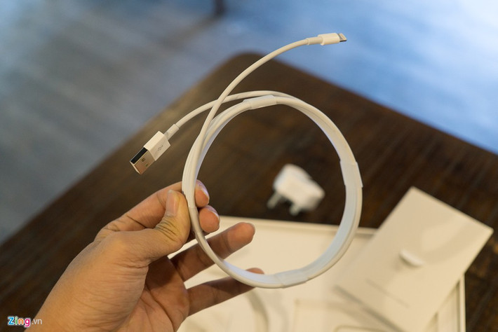 Cáp Lightning của iPad Pro dài hấp 2 lần so với bản iPhone, iPad Air, iPad Mini.