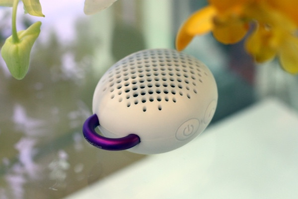 Loa di động Divoom Bluetune Bean có ngoại hình xin xắn, nhỏ như một chiếc bánh ngọt nhưng lại được trang bị khá nhiều chức năng thú vị bên cạnh là một chiếc loa có chất lượng âm thanh chấp nhận được.
