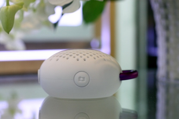 Chiếc loa có một nút dùng để chụp ảnh. Khi kết nối loa với điện thoại bằng Bluetooth, có thể nút bấm này để thay cho nút chụp ảnh trên điện thoại. Việc này rất hữu ích khi cần chụp hình một nhóm, hoặc tự chụp nhưng lại trông như có người thứ hai chụp giúp.