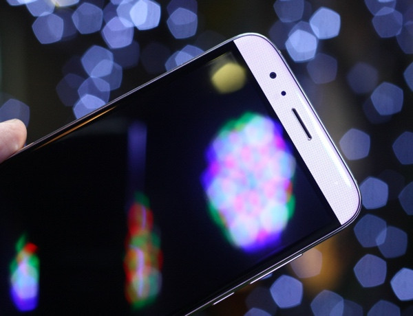 Máy có camera trước độ phân giải 5MP.