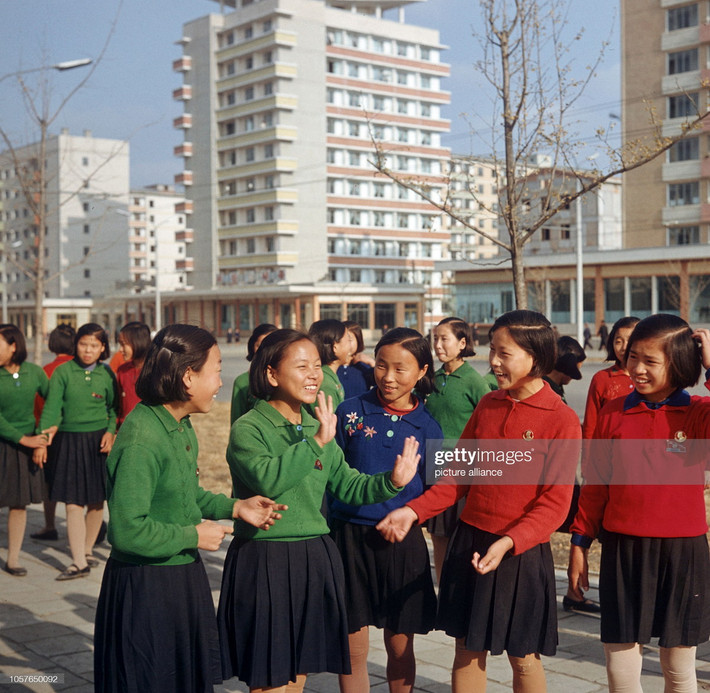 Các nữ sinh trên phố Chollima.