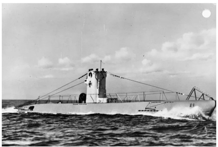 Vào ngày 22/9/1914, tại mặt trận biển Bắc trong Thế chiến I, một tàu ngầm U-boat lớp U-9 của Đức bất ngờ chạm trán với 3 tuần dương hạm của Hải quân Hoàng gia Anh ở khu vực gần lối vào phía Đông eo biển Anh.
