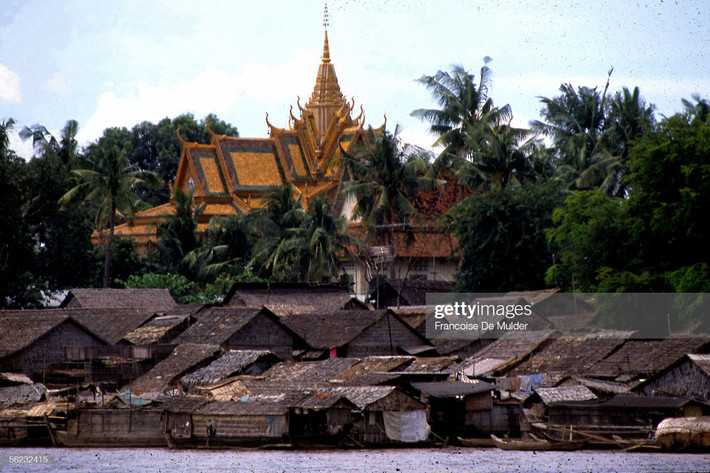 Ngôi chùa nằm gần làng nổi trên sông Mekong, Phnom Penh.
